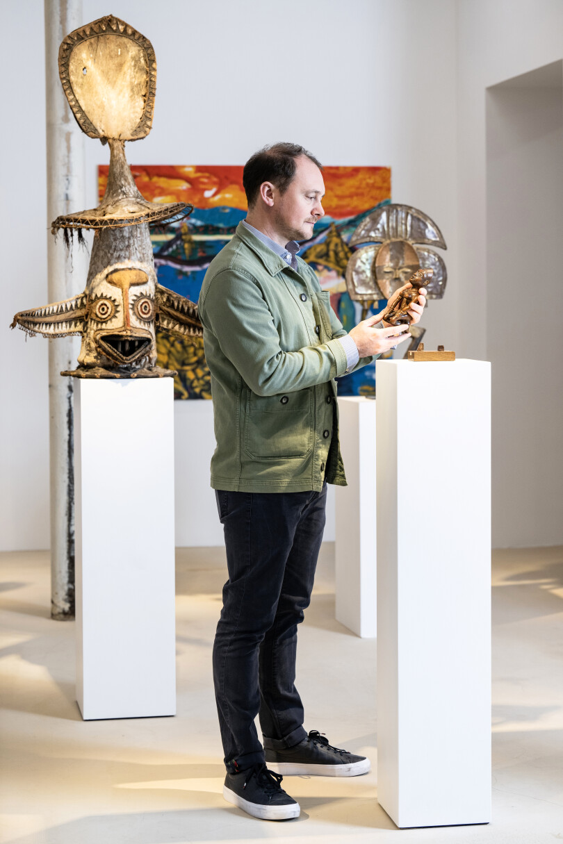 Charles-Wesley tient une statuette Vili.