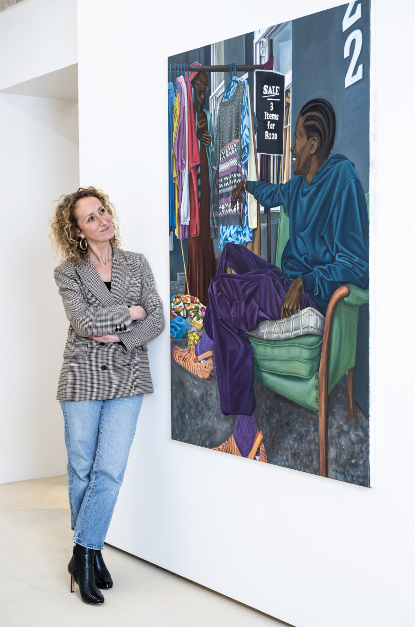 Clémence pose devant une œuvre du Sud-Africain Aviwe Plaatjie,