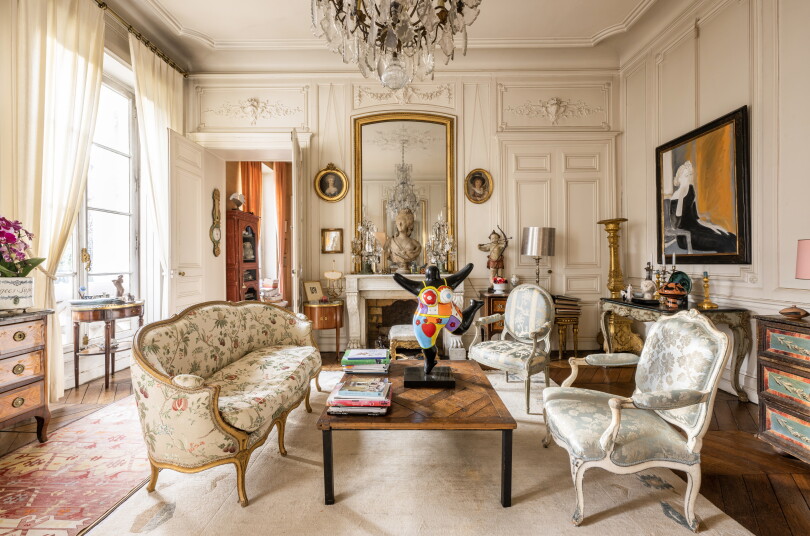 D’un abord classique, le salon réserve la surprise d’une Nana de Niki de Saint Phalle dansant sous le regard de Marie-Antoinette, dont le buste en pierre est posé sur la cheminée.
