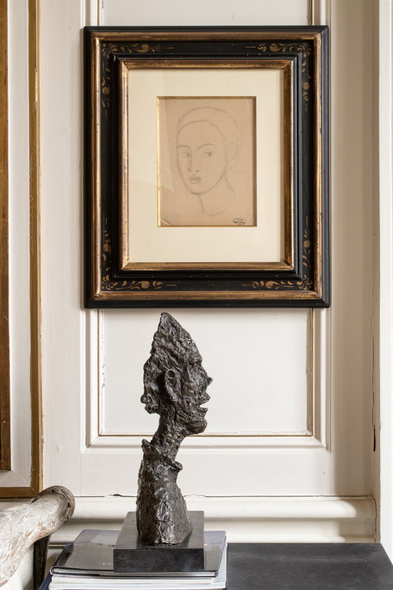 L’art d’agencer objets et œuvres se retrouve sur le guéridon avec le dialogue entre la Grande tête mince d’Alberto Giacometti et le dessin d’André Derain.