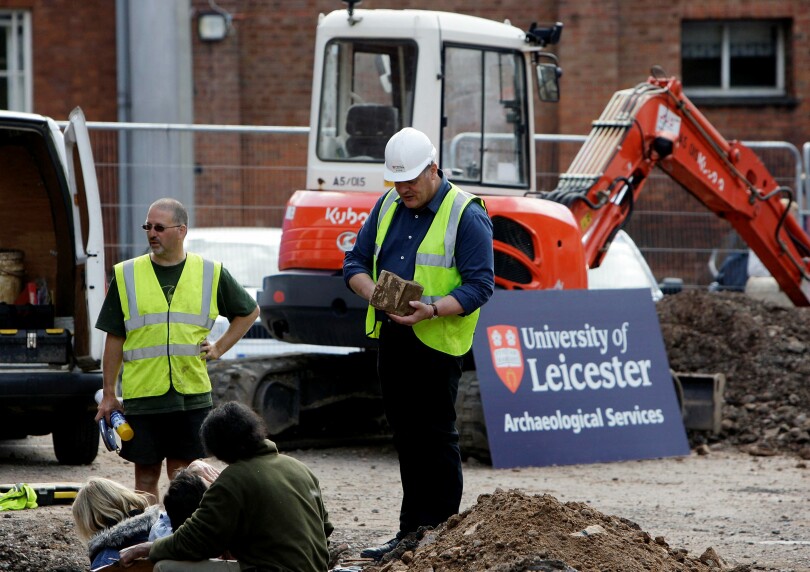 Le squelette de Richard III est retrouvé sous un parking de Leicester. Philippa Langley participe aux fouilles.