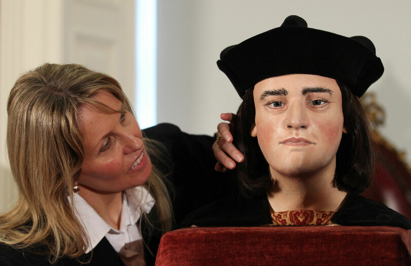 Philippa Langley en 2013 devant la reconstitution du visage de Richard III, effectuée à partir du crâne du roi.