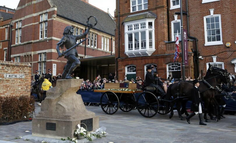 En mars 2015, la foule salue le cercueil du roi Richard III dans les rues de Leicester. Les obsèques du souverain sont célébrées en la cathédrale de la ville.