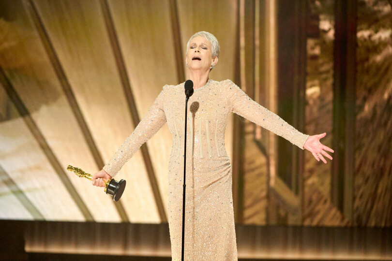 Jamie Lee Curtis, prononçant un discours à la réception de sa statuette pour le meilleur second rôle.