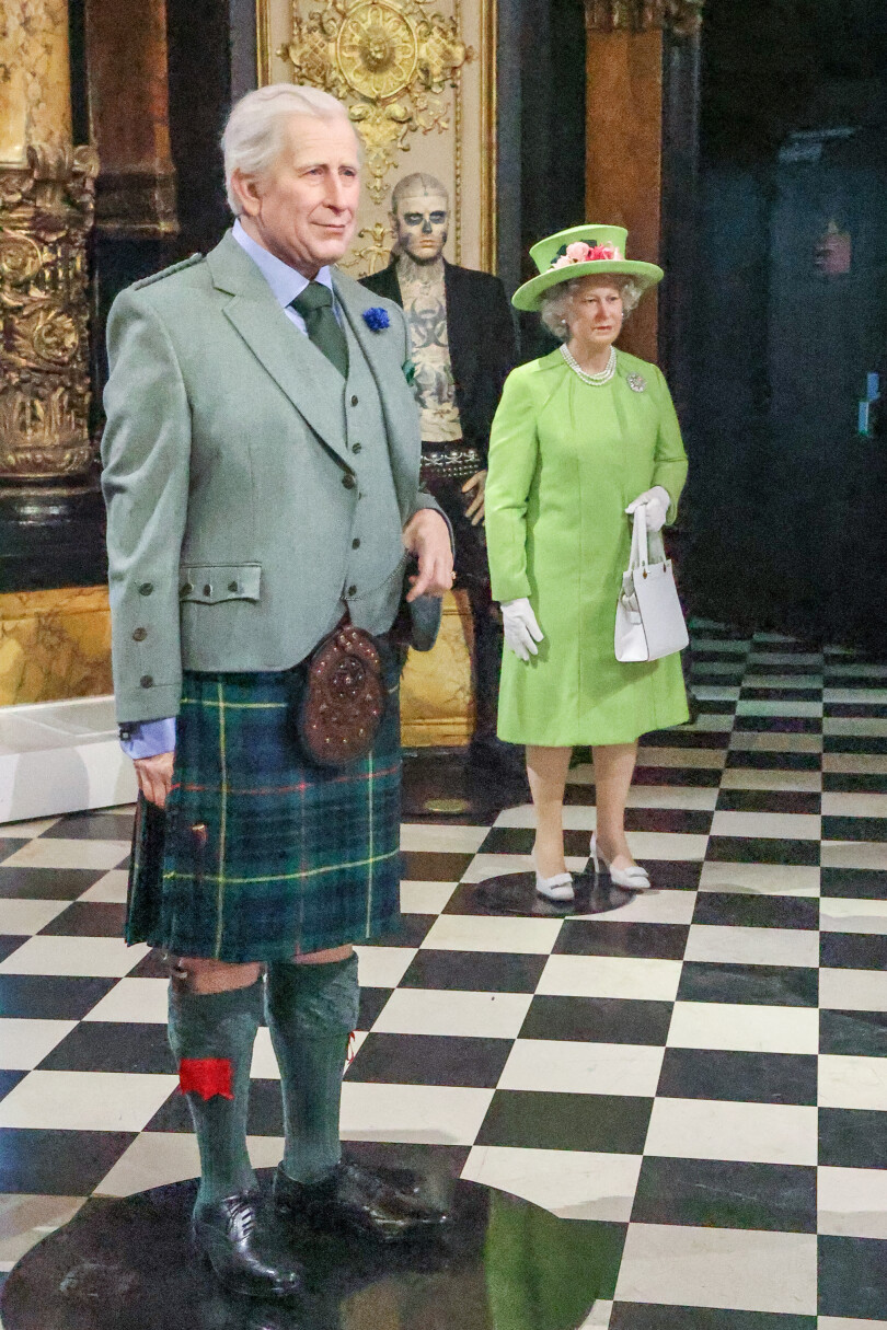 Les représentations en cire de Charles III et de la reine Elizabeth II.