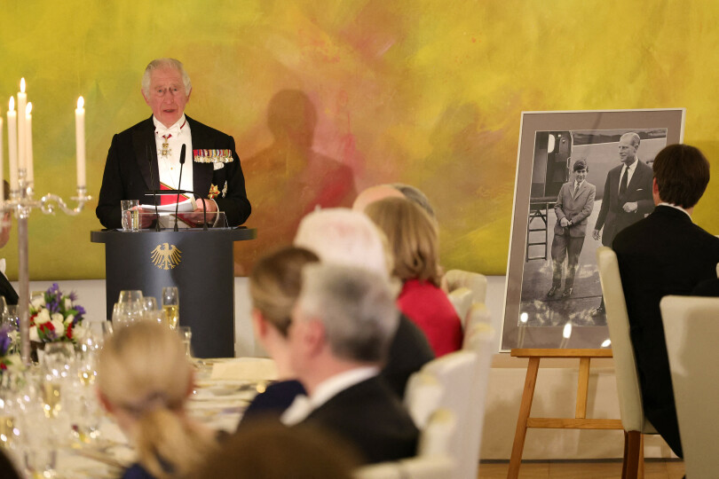 Charles III pendant son discours avant le banquet d'État. Il a reçu en cadeau une photo émouvante de lui et de son défunt père, le prince Philip.