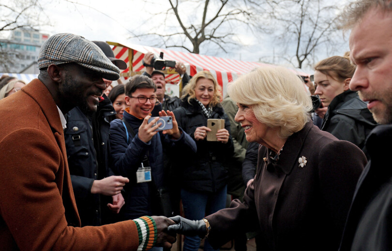 Le roi Charles III et Camilla à la rencontre du public au marché Wittenbergplatz à Berlin, le 30 mars 2023.