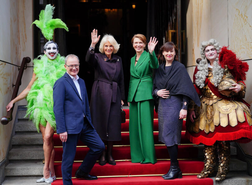 La Reine Camilla et la Première dame Elke Budenbender (au centre à droite) assistent au Komische Opera Berlin, lors de la deuxième journée de la visite d'État du Roi et de la Reine en Allemagne, Berlin, Allemagne, le 30 mars 2023.