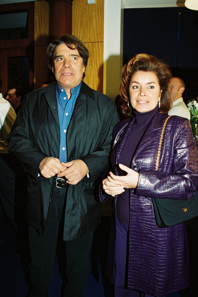 Dominique et Bernard Tapie à l'inauguration de la Boutique "Bleu comme bleu" à Paris en 2000. :