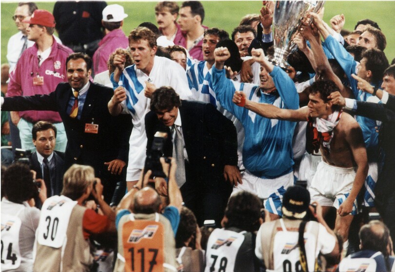 L’une des plus belles journées de la vie de Bernard Tapie, au milieu des joueurs, le soir de la victoire de l’Olympique de Marseille sur l’AC Milan lors de la finale de la Coupe d’Europe, le 26 mai 1993.