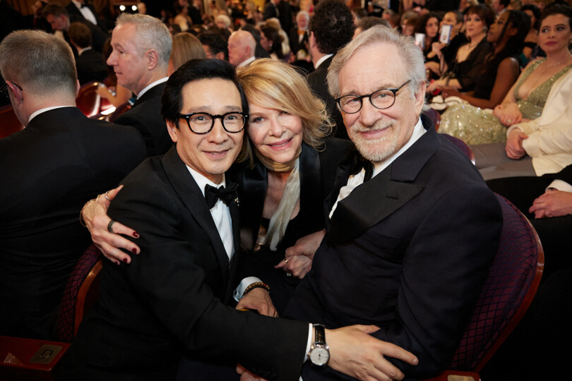 Emouvantes retrouvailles pour Ke Huy Quan avec Steven Spielberg et Kate Capshaw. Le cinéaste lui avait donné sa chance dans le deuxième volet de la saga Indiana Jones.