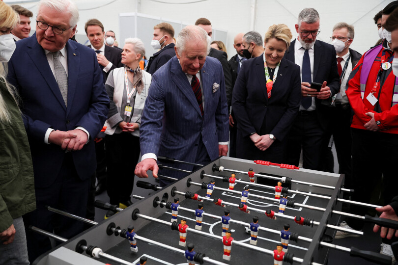 Le roi Charles III visite le centre de réfugiés ukrainiens Tegel, dans le cadre de sa visite officielle à Berlin, le 30 mars 2023.