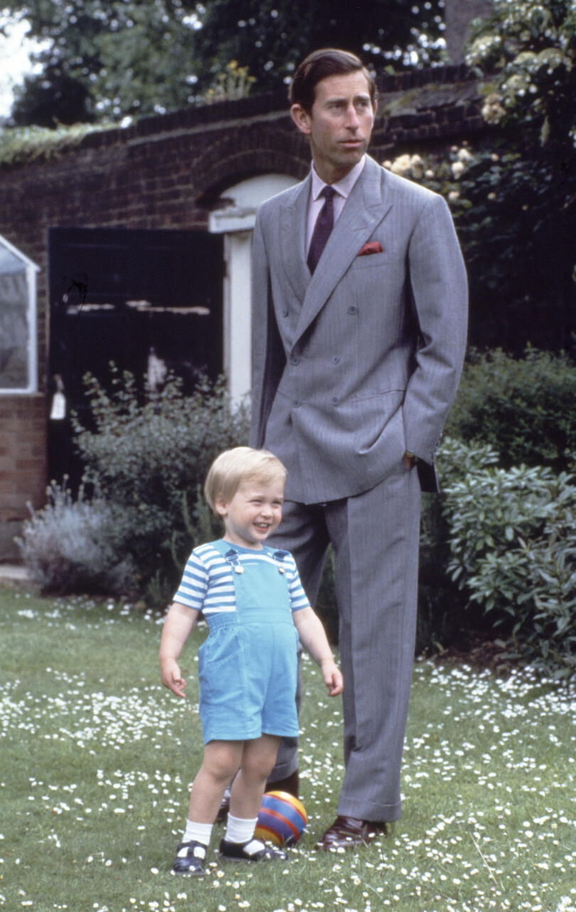 Le prince William avec son père, le prince de Galles, dans les jardins du palais de Kensington en mai 1984.