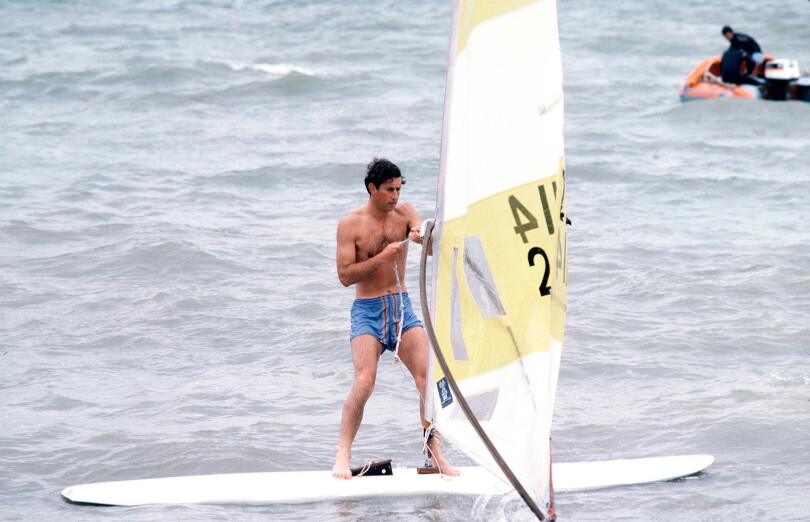 Charles III, alors prince de Galles, profite d'un séjour à Deauville, en août 1978, pour s'adonner à la planche à voile.