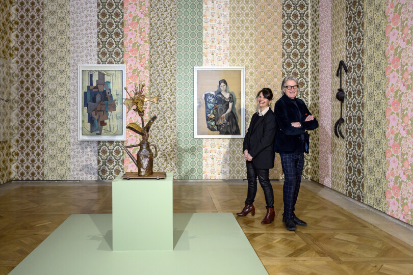 Cécile Debray et Sir Paul Smith dans la salle "Assemblages et collages", dédiée aux recherches de Picasso autour du cubisme, avec notamment le magnifique Portrait d’Olga dans un fauteuil de 1918 et au premier plan, l’Arrosoir fleuri de 1951.