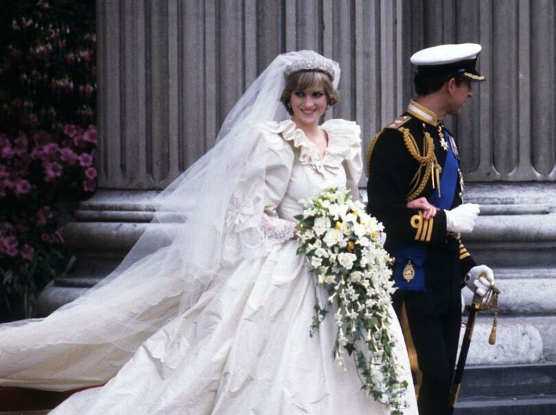 Le prince et la princesse de Galles sortent de la cathédrale Saint-Paul le 29 juillet 1981. En taffetas de soie rebrodé de dentelle et de plus de 10.000 perles, la robe de Diana est une création de David et Elizabeth Emmanuel. © Anwar Hussein/PA Photos/ABACAPRESS.COM