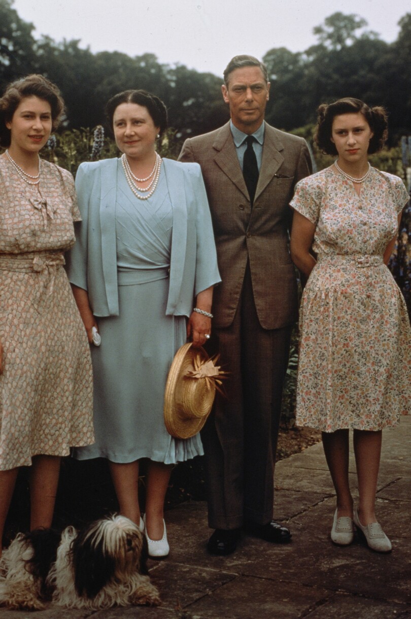 Portrait de famille royale britannique. George VI, la reine Elizabeth, la future souveraine Elisabeth et la princesse Margaret.