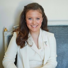 La princesse Isabella de Danemark dans un ensemble crème de chez Max Mara, appartenant à sa mère.